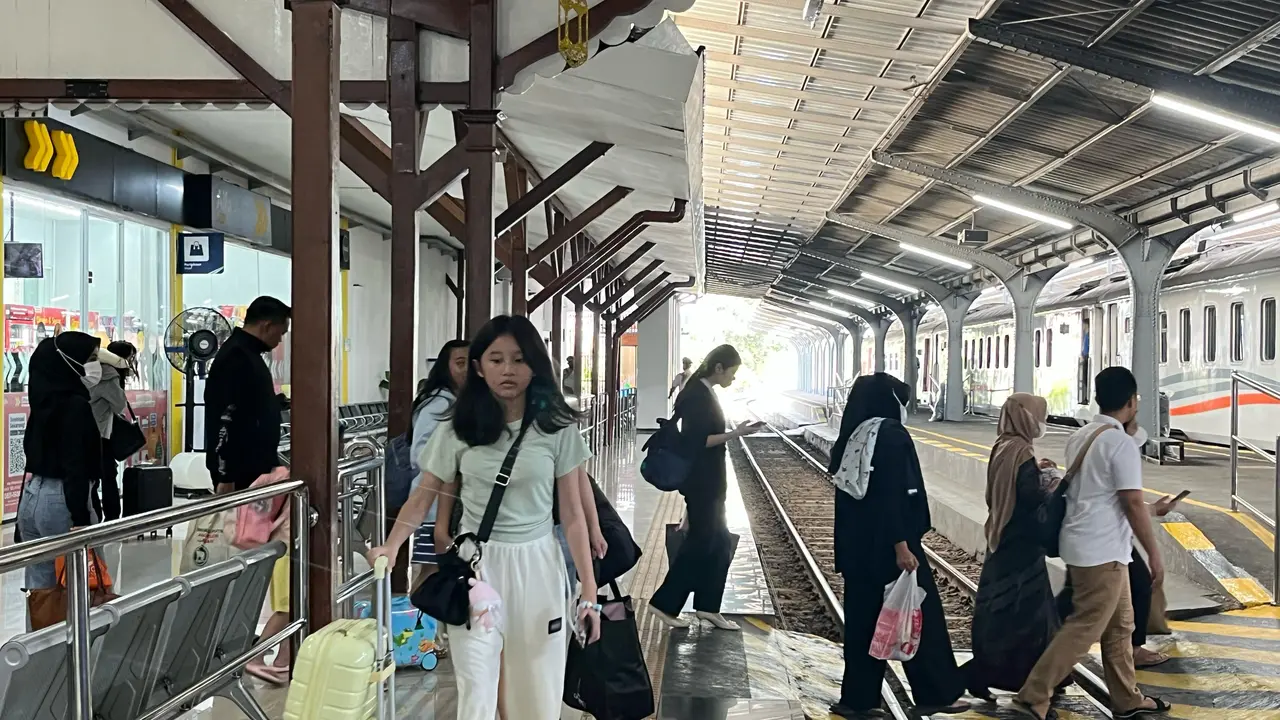 Para penumpang bersiap naik ke dalam kereta api di Staisun Jember (Istimewa)