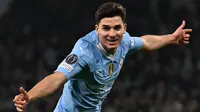 Pemain Manchester City, Julian Alvarez melakukan selebrasi setelah mencetak gol kedua timnya ke gawang FC Copenhagen pada laga leg kedua 16 besar Liga Champions 2023/2024 di Stadion Etihad, Manchester, Inggris, Kamis (07/03/2024). (AFP/Paul Ellis)