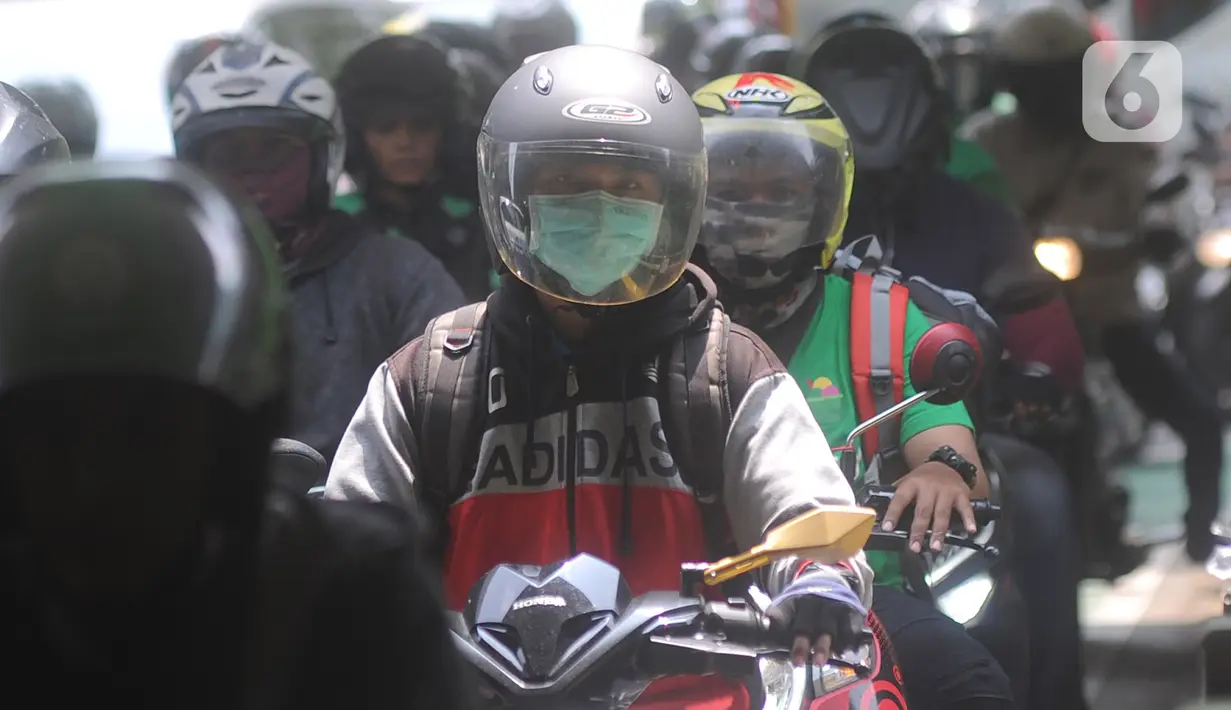 Pengendara motor melaju tersendat saat melintasi kolong jalan layang (flyover) Semanggi, Jakarta, Senin (16/3/2020). Meski Presiden Jokowi mengeluarkan imbauan masyarakat untuk bekerja di rumah, namun beberapa ruas jalan di Ibu Kota masih mengalami kemacetan. (merdeka.com/Arie Basuki)