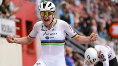 Pembalap Team SD Worx - Protime, Lotte Kopecky melakukan selebrasi setelah melintasi garis finis saat perlombaan balap sepeda Paris Roubaix Femmes 2024 yang menempuh 148,5km antara Denain hingga Roubaix, Prancis, Sabtu (06/07/2024) waktu setempat. (AFP/Thomas Samson)