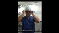 Dokter Shafi Ahmed melakukan operasi sembari memakai kacamata Snapchat Spectacles (Sumber: YouTube)