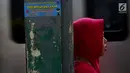 Stiker informasi pengaduan kekerasan ditempel di sekitar Stasiun Tanah Abang, Jakarta, Kamis (21/12). Stiker ini juga bertuliskan informasi tentang pengaduan ketika terjadi kekerasan pada wanita dan anak. (Liputan6.com/JohanTallo)
