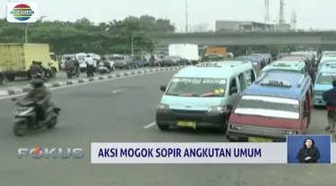 Sopir angkot di kawasan Pondok Bambu, Jakarta Timur, mogok tolak kehadiran Transjakarta trayek Pulogadung-Pondok Gede.