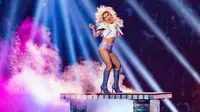 Warna Rambut Pelangi Bikin Lady Gaga Terlihat Lebih Muda