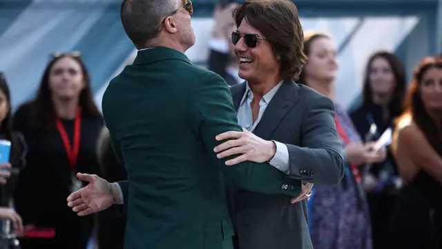 Potret Tom Cruise - Brad Pitt dalam premier film F1. (HENRY NICHOLLS / AFP)