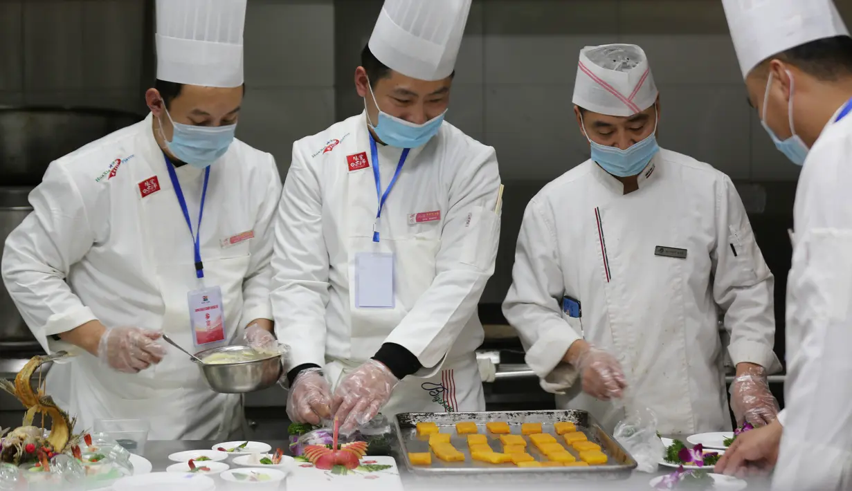 Para chef menyiapkan hidangan dalam sebuah kompetisi memasak di Wilayah Yinan di Kota Linyi, Provinsi Shandong, China timur (12/12/2020). (Xinhua/Wang Yanbing)