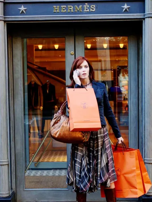 Dikenal jadi seksi sibuk, Emily Charlton identik dengan kantung mata untuk menggambarkan lelahnya bekerja di industri fashion. Melalui penampilannya, blocking eyeliner dan rambut merah menjadi tren saat film Devil Wears Prada rilis. (instagram/thedevilwearsprada06)