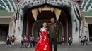 Pengantin berpose di Kebun Binatang di Pyongyang, Korea Utara (15/9). Kebun binatang ini memiliki lebih dari 5.000 hewan liar, terdiri dari total 650 spesies, dan mencakup area seluas sekitar satu kilometer persegi. (AP Photo/Kin Cheung)