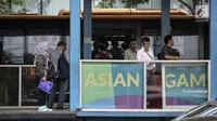 Penumpang menunggu bus Transjakarta di Jalan MH Thamrin, Jakarta, Senin (24/7). Layanan gratis bus Transjakarta dikhususkan bagi relawan Asian Games 2018. (Liputan6.com/Faizal Fanani)