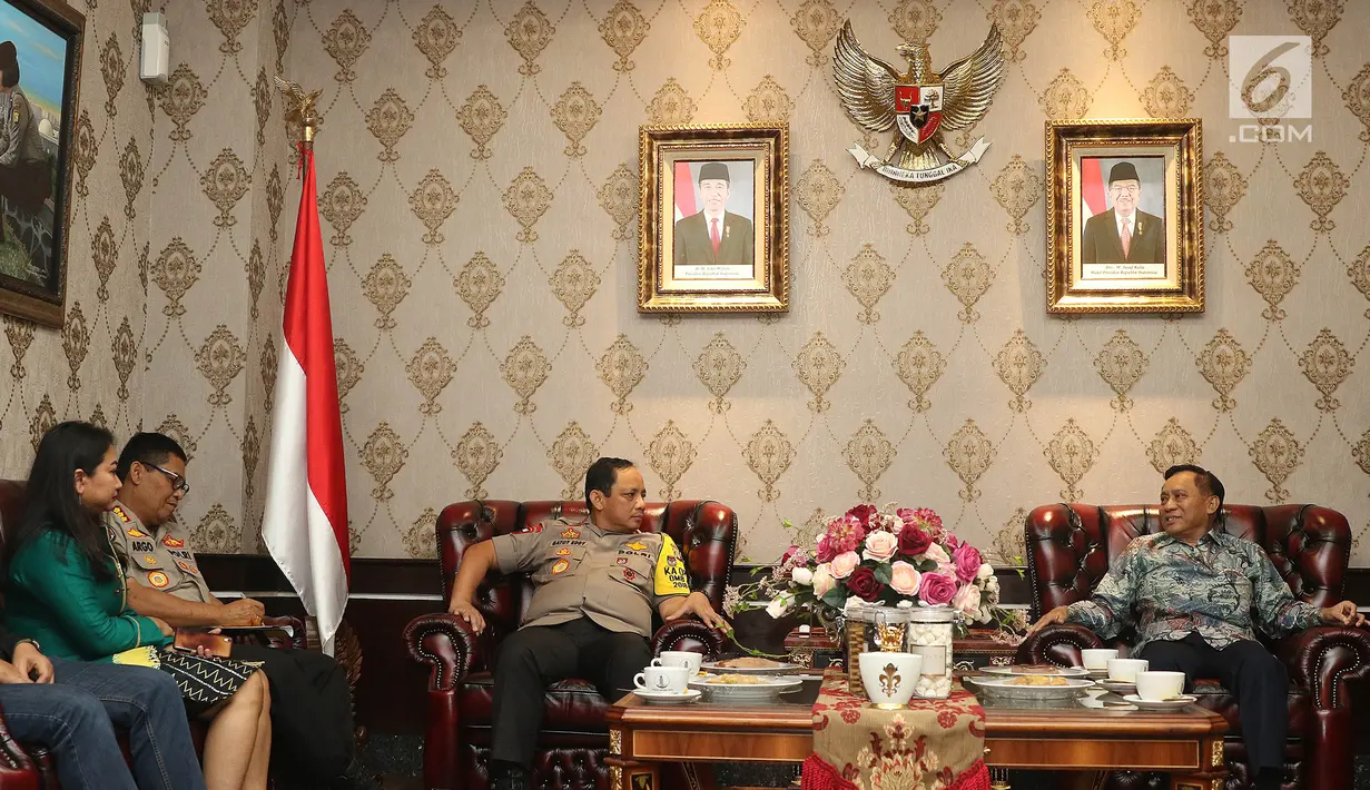 Jajaran SCM diwakili oleh Direktur SCM yang juga Presiden Direktur Indosiar, Imam Sudjarwo (kanan) menggelar silaturahmi dengan Kapolda Metro Jaya Irjen Gatot Eddy Pramono di Gedung Promoter Polda Metro Jaya, Jakarta, Senin (15/7/2019). (Liputan6.com/Herman Zakharia)