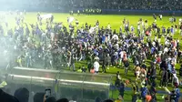 Suporter rusuh usai Arema kalah dari Persebaya di Stadion Kanjuruhan Malang. (Zainul Arifin/Liputan6.com)