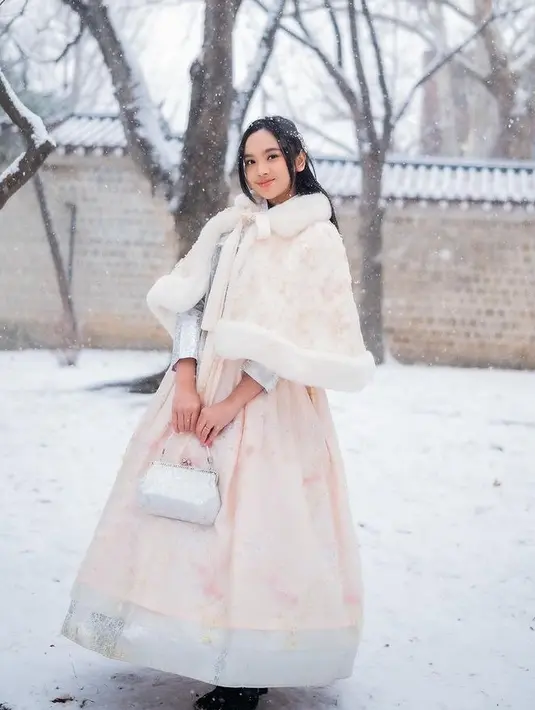 Outer tersebut pun memiliki bulu-bulu pada bagian leher dan bawah agar lebih hangat. Penyanyi jebolan Indonesia Idol ini pun membawa hand bag putihnya.  [@lyodraofficial]