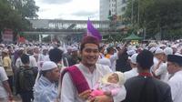 Cholidi Asadil Alam dan sang buah hati (Source: Facebook)
