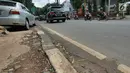 Mobil terparkir di atas trotoar di kawasan Kemang, Jakarta, Kamis (21/2). Pemprov DKI Jakarta berencana menata trotoar di kawasan Kemang, Jakarta Selatan, seperti trotoar di kawasan Jalan Sudirman dan Jalan MH Thamrin. (Liputan6.com/Herman Zakharia)