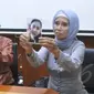 Orangtua Cicih memperlihatkan foto Cicih saat berkunjung ke Kantor BNP2TKI, Jakarta (6/5/2015). Cicih terancam hukuman mati di Uni Emirat Arab karena diduga telah membunuh anak majikannya. (Liputan6.com/Johan Tallo)