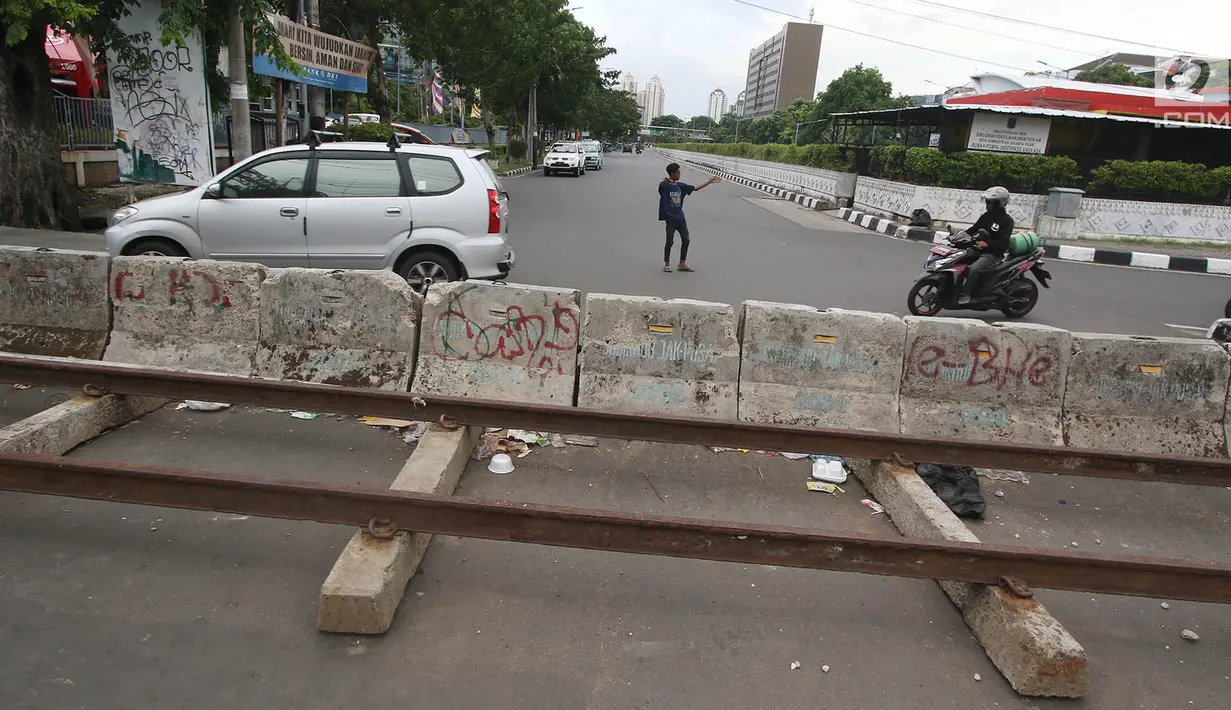 Pembatas perlintasan rel kereta api yang ditutup di perlintasan Jalan Angkasa Raya Kemayoran, Jakarta, Kamis (26/10). Uji coba penutupan perlintasan kereta api itu sejak 13 Oktober  dan dijadwalkan hingga 27 Oktober 2017. (Liputan6.com/Immanuel Antonius)