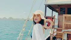 Aktris dan penyanyi Salshabilla Adriani baru-baru ini mengunggah momen keseruannya saat liburan ke Labuan Bajo. Dalam liburannya tersebut ia pun mengunggah momen saat naik kapal arungi perairan di Nusa Tenggara Timur tersebut. (Liputan6.com/IG/@salshabillaadr)