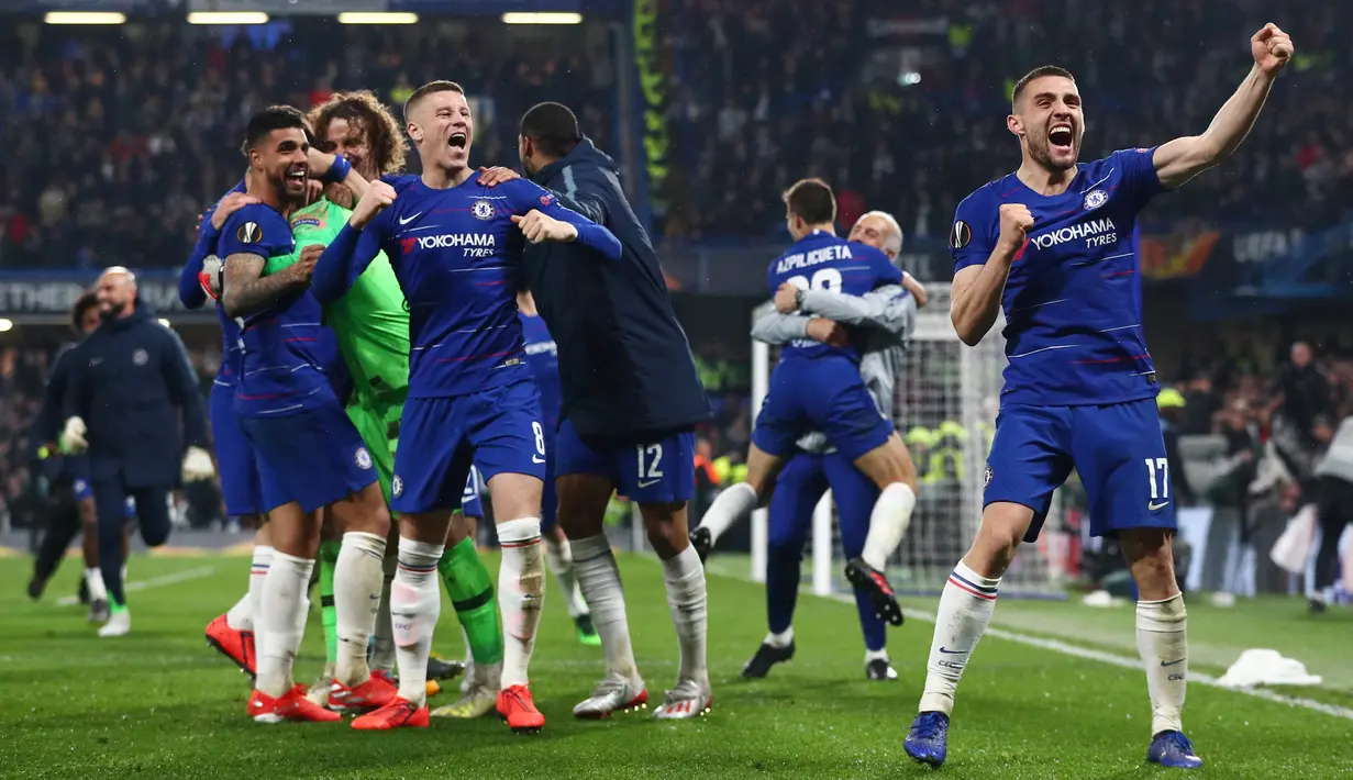 Pemain Chelsea merayakan kemenangan atas Eintracht Frankfurt di akhir laga semifinal Liga Eropa melawan di Stamford Bridge, London (10/5/2019). Chelsea berhasil melaju ke final Liga Europa setelah menang adu penalti atas Eintracht Frankfurt setelah laga berakhir imbang 1-1.  (Reuters/Hannah Mckay)