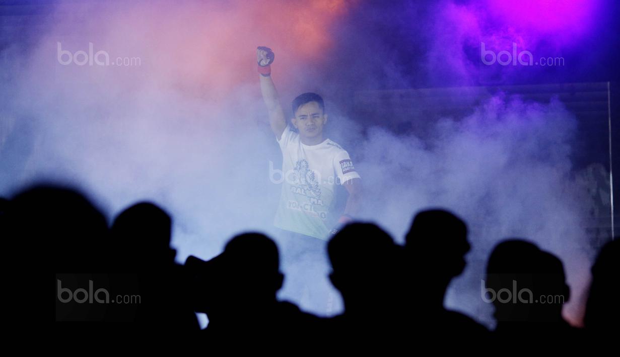 Petarung Indonesia, Stefer Rahardian, menyapa fansnya saat melawan petarung Kamboja, Shin Bunsrun, pada One Champhionship di JCC, Senayan, Sabtu (16/9/2017). Stefer hanya memerlukan satu ronde untuk mengalahkan Shin. (Bola.com/M Iqbal Ichsan)