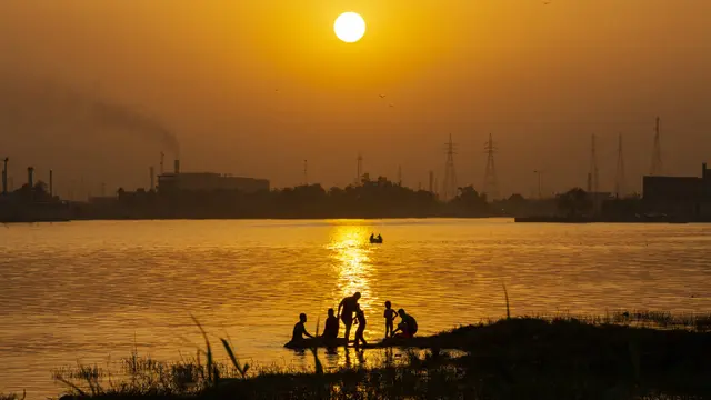FOTO: Keseruan Pemuda Irak Bermain di Sungai Shatt Al-Arab