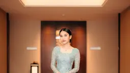 Mendukung penampilannya, artis berusia 21 tahun ini memakai heels warna putih. Berfoto dengan pose meletakkan tangan di depan perut, netizen salah fokus dengan jari Azizah Salsha yang tidak memakai cincin nikahnya. Untuk hiasan di tangan, diketahui Zize hanya pakai gelanng. Lantaran tak pakai cincin, netizen pun bertanya-tanya soal kabar terkini rumah tangga Azizah dan Arhan. (Liputan6.com/IG/@azizahsalsha_)