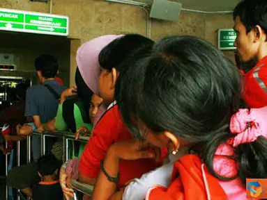 Citizen6, Jakarta: Pengunjung memadati antrean di depan lift menuju puncak Tugu Monumen Nasional (Monas), Jakarta, Sabtu (21/5). (Pengirim: Aries Rachmandy)
