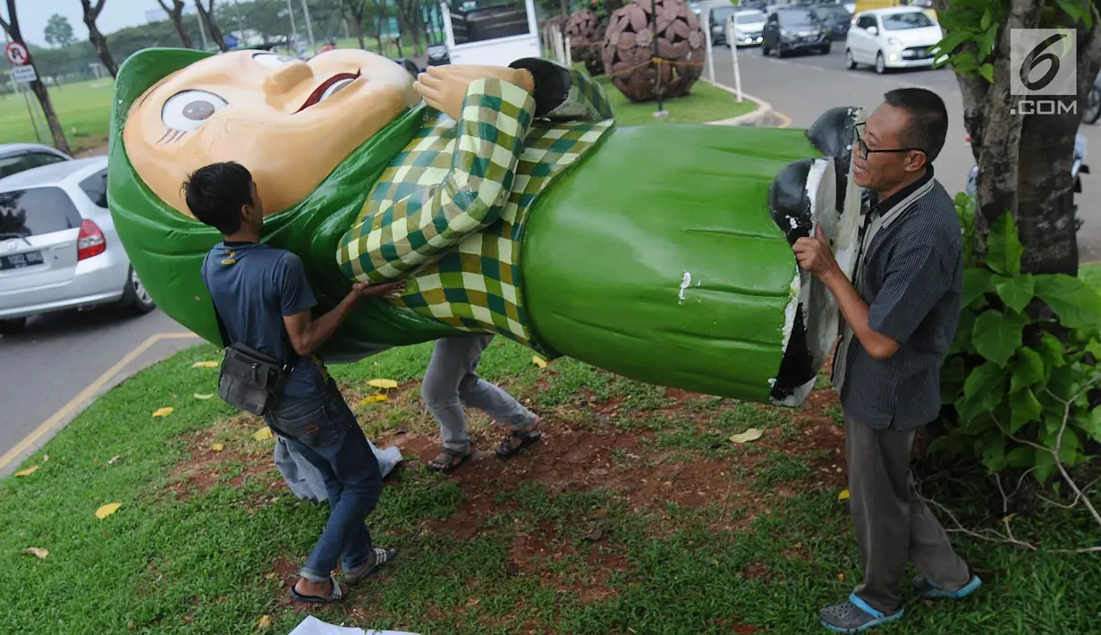 Pekerja memindahkan dekorasi bernuansa Ramadan dan Hari Raya Idul Fitri di Jalan Raya BSD, Tangerang Selatan, Banten, Kamis (16/5/2019). Selain mempercantik sudut kota, pembuatan dekorasi itu juga untuk memeriahkan bulan suci Ramadan sekaligus menyambut Hari Raya Idul Fitri. (merdeka.com/ArieBasuki)