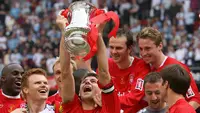 Para fans Liverpool tentu akan selalu mengingat momen dramatis Liverpool saat berhasil meraih gelar juara Piala FA 2006. Roller coaster jalannya pertandingan, tendangan maut Steven Gerrard, hingga penyelamatan gemilang Pepe Reina menjadi drama utama yang berujung gelar juara. (AFP/Pool/Toby Melville)
