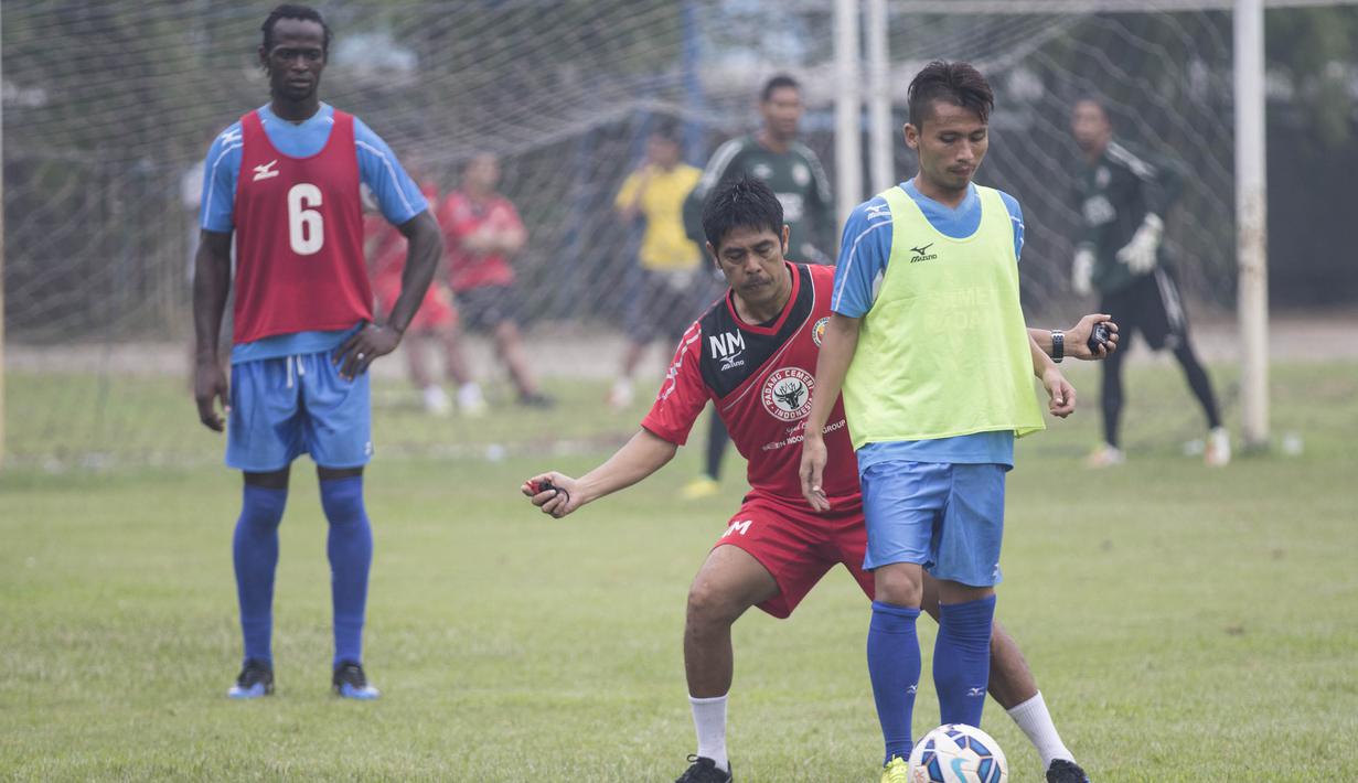 Pelatih Semen Padang, Nil Maizar, memberikan contoh kepada anak asuhnya saat latihan jelang laga final Piala Jenderal Sudirman melawan Mitra Kukar di Lapangan Sutasom, Jakarta, Jumat (22/1/2016). (Bola.com/Vitalis Yogi Trisna)
