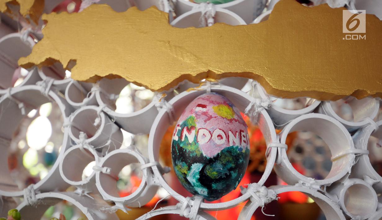 Salah satu hiasan pada salah satu telur paskah yang ada pada dekorasi telur paskah raksasa di Gereja Katedral, Jakarta, Minggu (4/1). Telur paskah tersebut dihias dengan tema sila ketiga dalam Pancasila. (Liputan6.com/Helmi Fithriansyah)