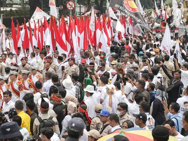 Lautan massa pendukung dan simpatisan Prabowo Subianto dan Gibran Rakabuming Raka memadati area luar Gedung Komisi Pemilihan Umum (KPU), Rabu (25/10/2023). (Liputan6.com/Angga Yuniar)