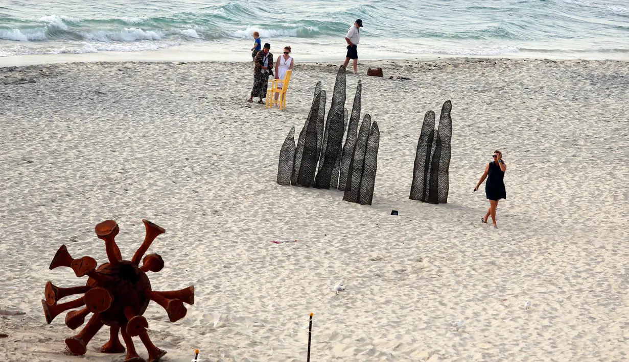 Orang-orang menyaksikan pameran patung bertajuk Sculpture by the Sea di Pantai Cottesloe di Perth, Australia, pada 6 Maret 2020. Ajang pameran patung terbesar gratis untuk publik di dunia ini berlangsung hingga 23 Maret 2020 mendatang. (Xinhua/Zhou Dan)