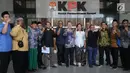 Sejumlah pemuka agama dari berbagai lembaga keumatan berfoto bersama dengan perwakilan pegawai KPK usai menyampaikan pernyataan sikap dukungan terhadap KPK di Jakarta, Selasa (10/9/2019). Mereka menolak usulan revisi Undang-Undang Nomor 30 Tahun 2002 tentang KPK. (merdeka.com/Dwi Narwoko)