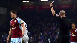 Bek Burnley, James Tarkowski, mendapat kartu kuning saat melawan Chelsea pada laga Premier League di Stadion Turf Moor, Jumat (20/4/2018). Burnley takluk 1-2 dari Chelsea. (AP/Anthony Devlin)