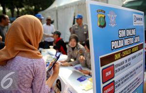 Direktorat Lalu Lintas Polda Metro Jaya saat meluncurkan layanan Surat Izin Mengemudi (SIM) online, Jakarta, Minggu (27/9/2015). Masyarakat dapat memanfaatkan layanan ini untuk memperpanjang SIM mereka. (Liputan6.com/Faizal Fanani)