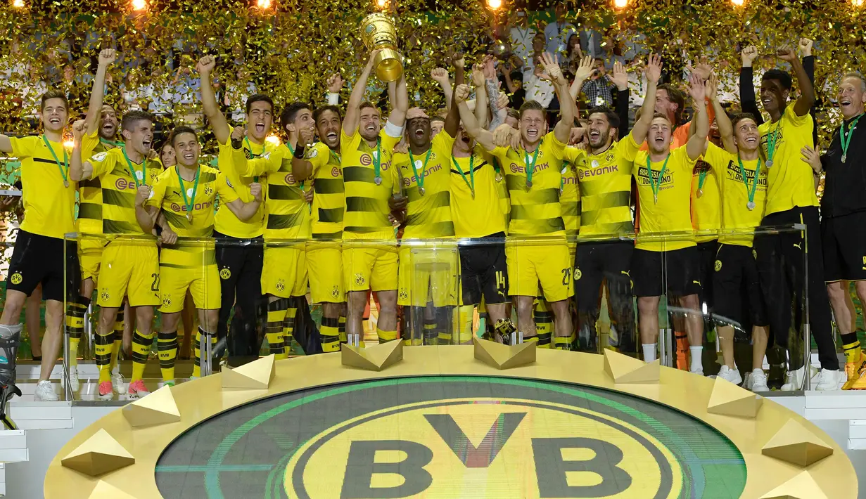 Para pemain Dortmund merayakan gelar juara DFB Pokal usai mengalahkan Frankfurt pada laga final di Stadion Olympic, Berlin, Sabtu (27/5/2017). Dortmund menang 2-1 atas Frankfurt. (EPA/Clemens Bilan)