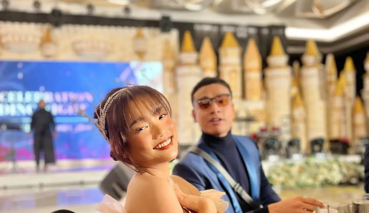 Kembali menghadiri acara bersama, Fuji tampil cantik mengenakan dress off-shoulder berwarna cokelat yang dihiasi payet keemasan. Sedangkan Fadly tampil dengan ciri khasnya, yaitu blazer satin berwarna biru dengan innerwear turtleneck berwarna biru navy polos. Foto: Instagram.