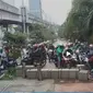 Sudah Melanggar Malah Gotong Royong Rusak Trotoar Juga (Facebook: Koalisi Pejalan Kaki)