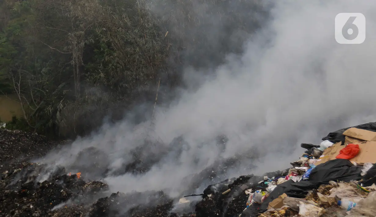 Api baru berhasil dipadamkan sekitar pukul 05.30 WIB. (Liputan6.com/Herman Zakharia)