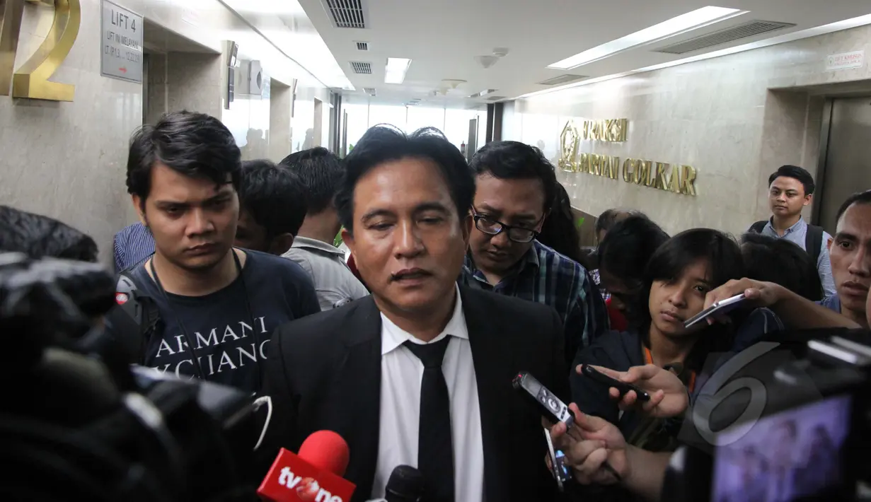 Kuasa hukum DPP Golkar kubu Aburizal, Yusril Ihza Mahendra mendatangi ruang Fraksi Golkar untuk melakukan pertemuan tertutup dengan Koalisi Merah Putih (KMP) di Gedung Nusantara I DPR, Jakarta, Rabu (25/3/2015). (Liputan6.com/Andrian M Tunay)