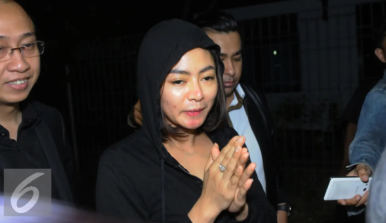 Wajah lelah Vitalia Shesya usai menjalani proses assesment di Kantor BNN, Jakarta, Rabu(15/7/2015).  Dari hasil pemeriksaan tersebut Vitalia Shesya dinyatakan positif memakai Narkoba. (Liputan6.com/Faisal R Syam)