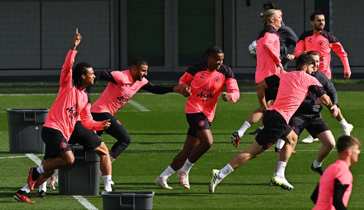 Para pemain Manchester City mengikuti sesi latihan di Manchester City Training Ground, Manchester (18/9/2023) waktu setempat, jelang menghadapi Red Star Belgrade pada matchday pertama Grup G Liga Champions 2023/2024 di Etihad Stadium, Rabu (20/9/2023) dini hari WIB. (AFP/Paul Ellis)
