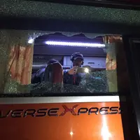 Kaca bus timnas Indonesia pecah ditimpuki oknum suporter Vietnam. (@mcintinhos/Twitter)