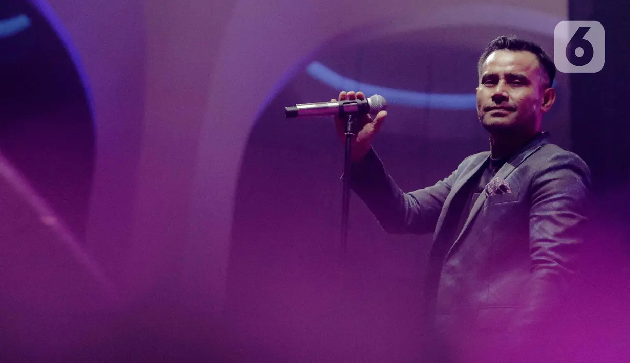 Penyanyi Judika tampil dalam konser yang bertajuk 'Rindu Kamu yang Dulu' di The Pallas SCBD, Jakarta, Jumat (14/2/2020). Dalam penampilannya Judika membawakan 10 lagu diantaranya, Sampai Akhir, Sampai Kau Jadi Milikku, dan Malaikat. (Liputan6.com/Faizal Fanani)