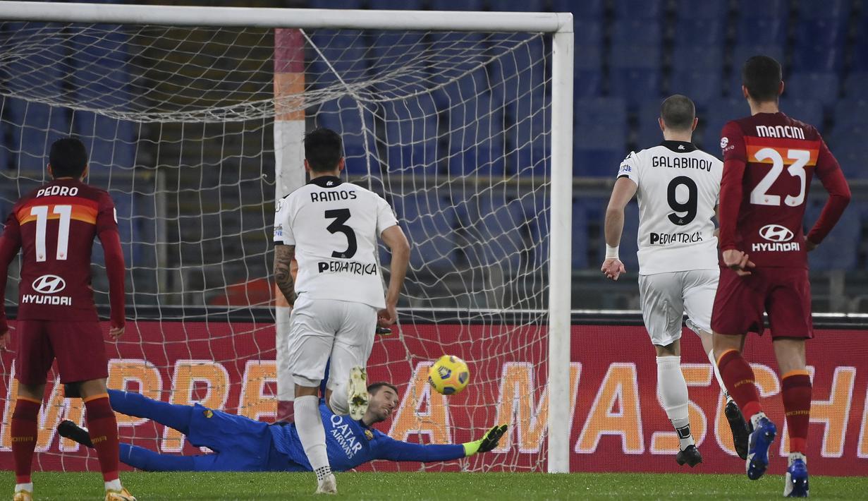 Striker Spezia, Andrej Galabinov (9) mencetak gol pertama timnya melalui eksekusi penalti ke gawang AS Roma dalam laga babak 16 besar Coppa Italia 2020/21 di Olimpico Stadium, Roma, Selasa (19/1/2021). Spezia menang 4-2 (2-2) atas AS Roma melalui extra time. (LaPresse via AP/Alfredo Falcone)