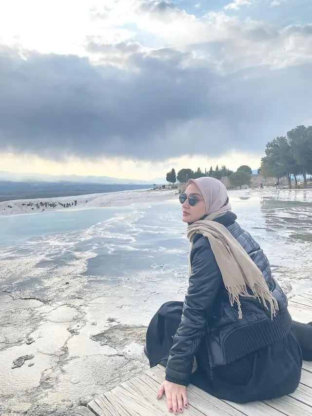 Kunjungi Masjid Hagia Sophia, Ini 6 Potret Zee Zee Shahab saat Liburan di Turki