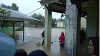 Hujan deras yang mengguyur Kota Manado dan sekitarnya sejak subuh, Jumat (1/2/2019), menyebabkan hampir semua kawasan di Manado terendam banjir. (Liputan6.com/Yoseph Ikanubun)