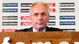 Mexican national football team coach, Swedish Sven-G&ouml;ran Eriksson listens to a question during a press conference in Mexico City on July 10, 2008. AFP PHOTO/Luis Acosta
