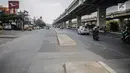 Kendaraan melintas dekat trotoar yang berada di tengah jalan di kawasan Kalimalang, Senin (16/9/2019). Trotoar terkait proyek pembangunan Tol Becakayu tersebut dinilai dapat mengganggu pengendara motor dan berbahaya bagi pengguna jalan kaki. (Liputan6.com/Faizal Fanani)