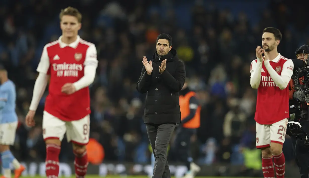 Pelatih Arsenal Mikel Arteta (tengah) berjalan sambil bertepuk tangan usai pertandingan melawan Manchester City pada putaran keempat Piala FA di Stadion Etihad di Manchester, Inggris, Sabtu (28/1/2023). Kekalahan ini membuat Arsenal gagal lolos ke putaran kelima Piala FA 2022-2023. (AP Photo/Dave Thompson)